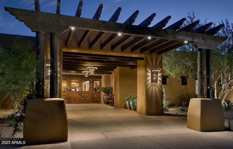 CLUB ENTRANCE3
