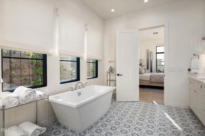 24-37200NCaveCreekRdUnit1034-24