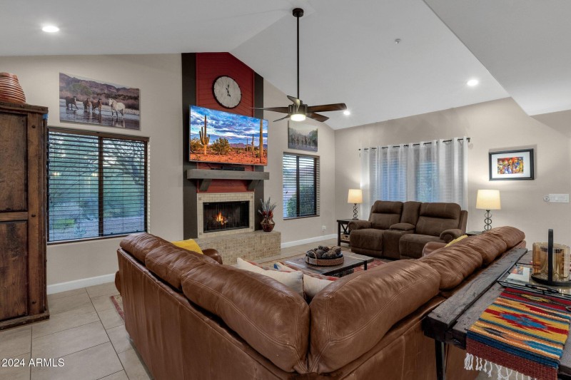 15-web-or-mls-15019-n-mayflower-dr