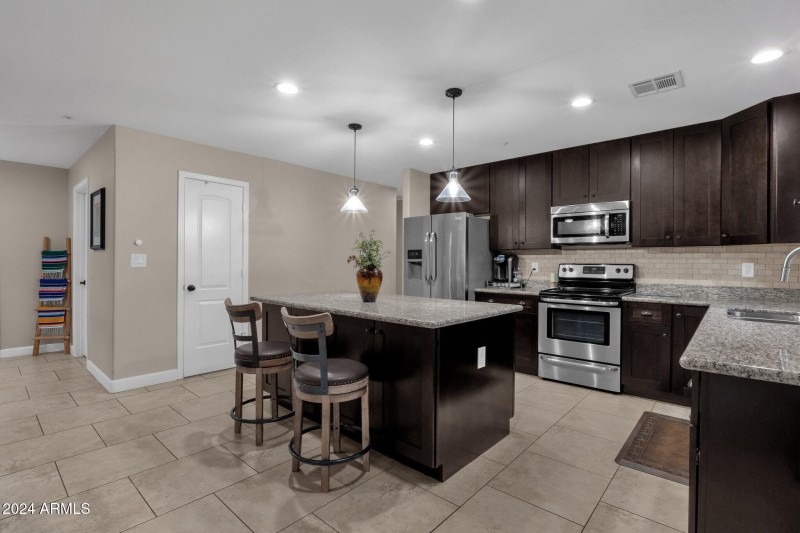 20-web-or-mls-15019-n-mayflower-dr