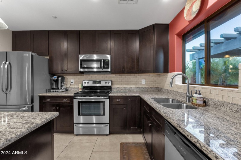 23-web-or-mls-15019-n-mayflower-dr