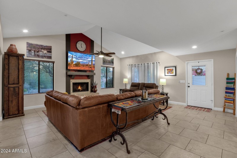 14-web-or-mls-15019-n-mayflower-dr