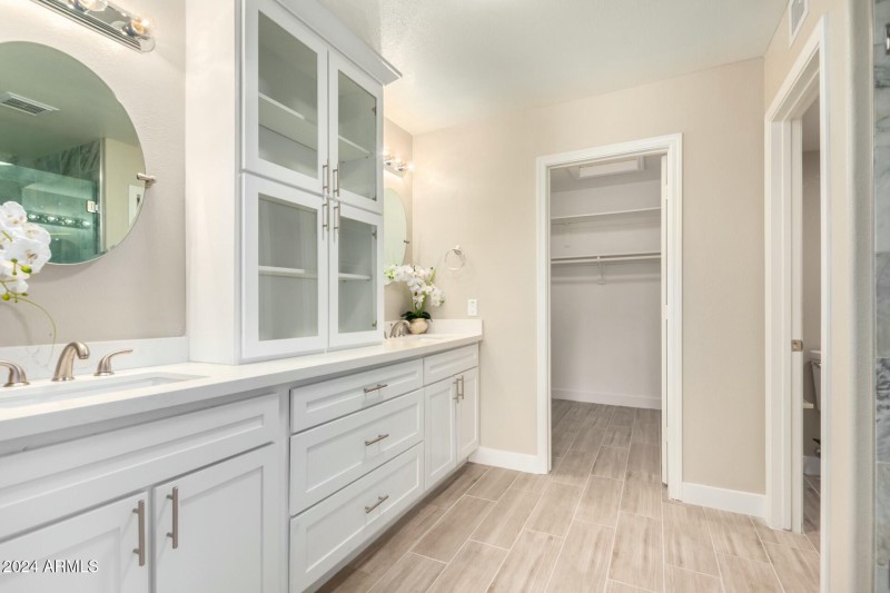primary bedrooms bathroom