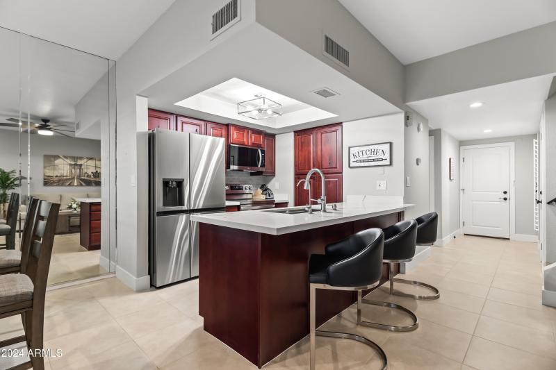 KITCHEN - BREAKFAST BAR