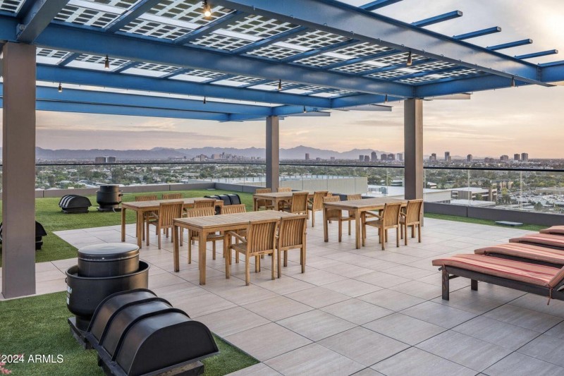 013_Rooftop Views & Amenities