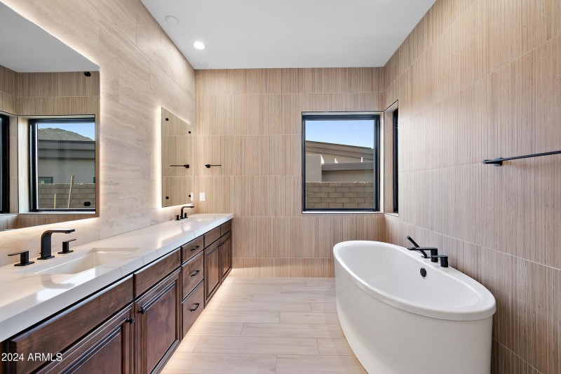 Primary bath w/tub & shower
