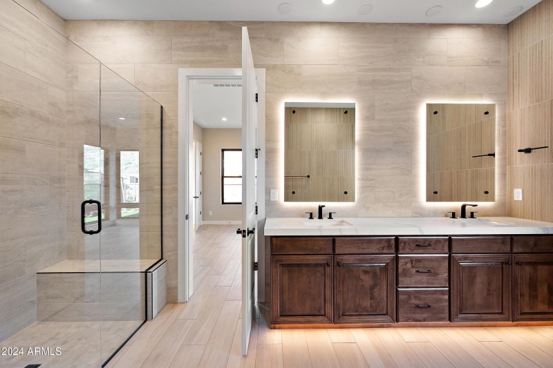Primary bath w/walk-in shower