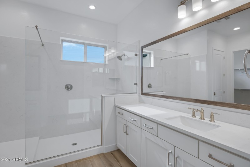 3624 N 59th St-31