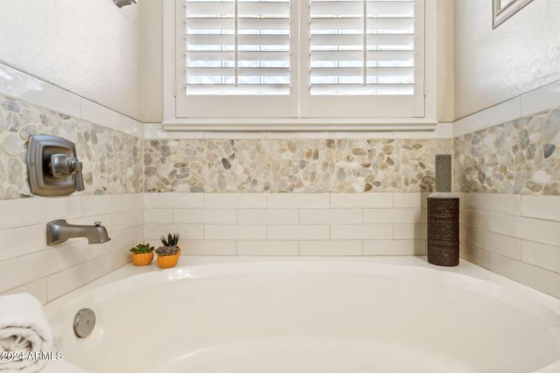 27-web-or-mls-27231-n-47th-st