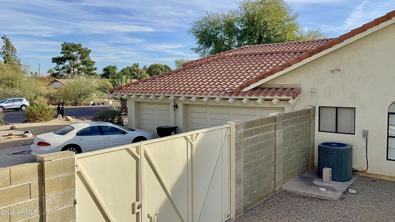 RV Gate with Extended Entry