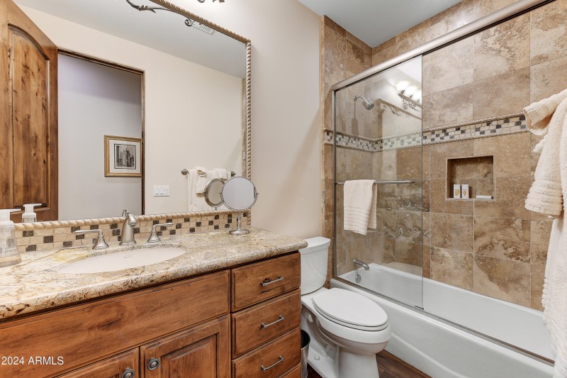 040_En Suite Bathroom