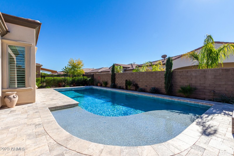 Pool with large baja step