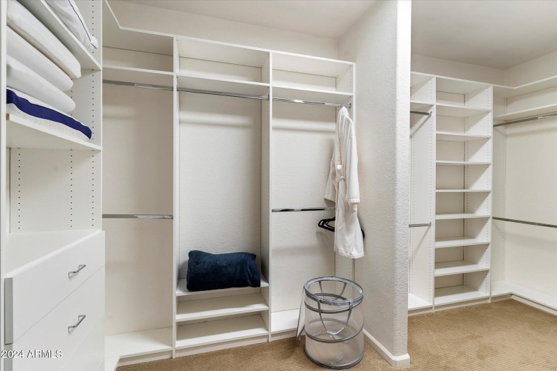 053-Walk in Closet