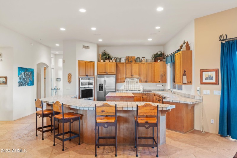 Kitchen w/ breakfast bar
