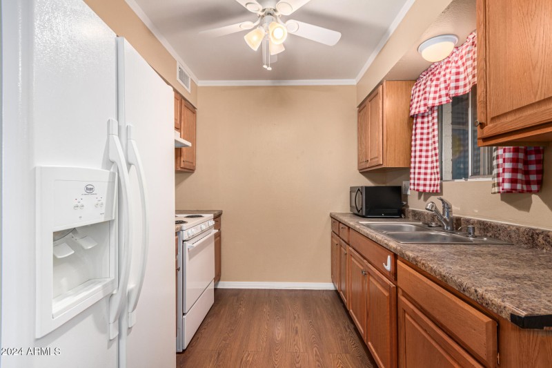Full kitchen