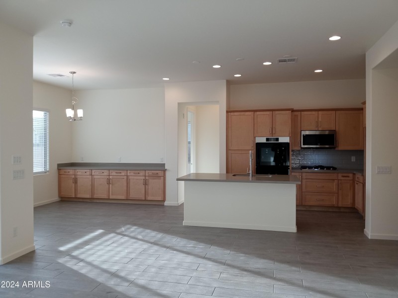 Island w/Quartz Countertops