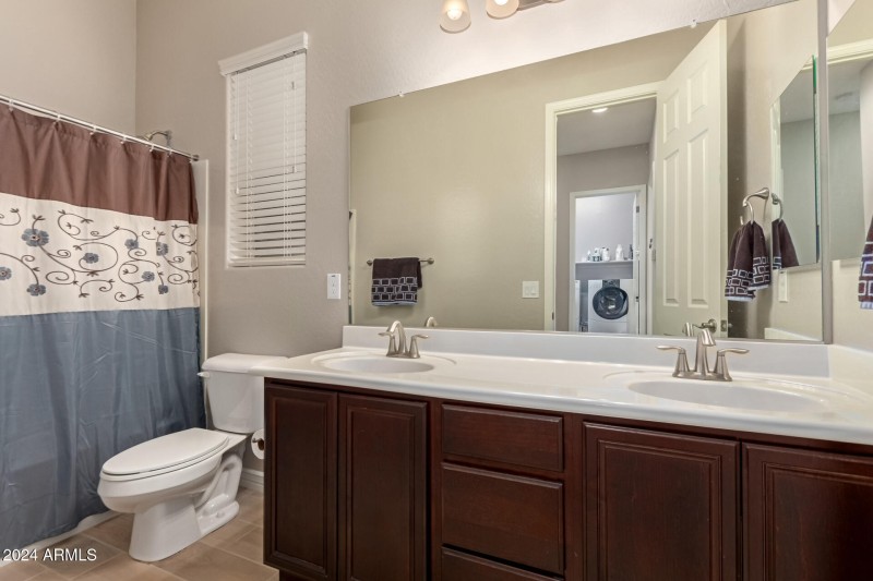 Full Guest bath w/ double sinks