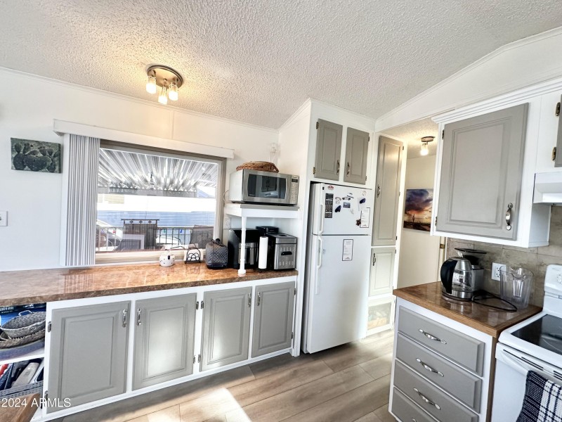 CABINETS & COUNTER SPACE GALORE