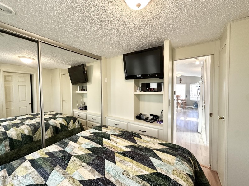 LARGE MIRRORED CLOSET