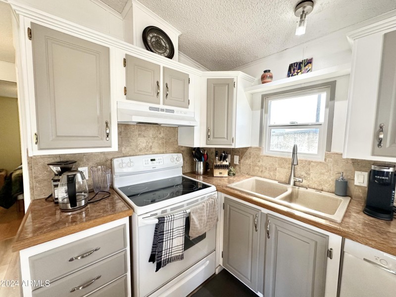 TILE BACKSPLASH