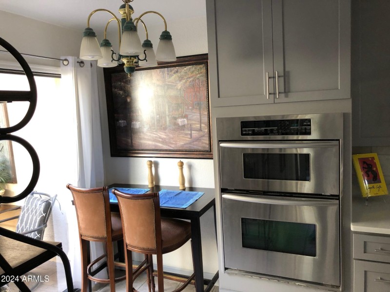 Kitchen eating bar & ovens