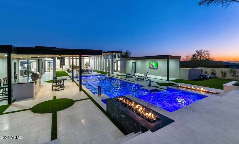 6664 N 40th St-large-052-039-6664 N 40th