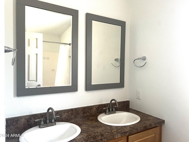 Double sinks in Primary Bath