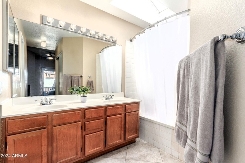 Primary w/dual sinks + walk-in closet