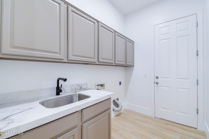 Laundry w Storage and Sink!