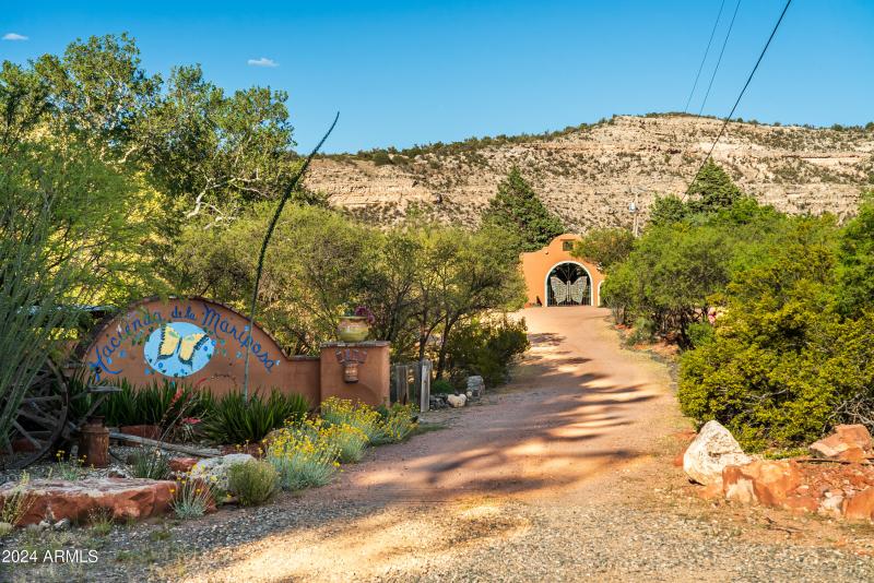 JL_3875NStagecoachRd-Entrance&Gate-02