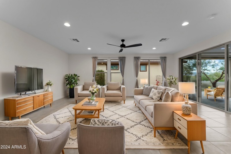 44-web-or-mls-DSC09994 - Living Room - S