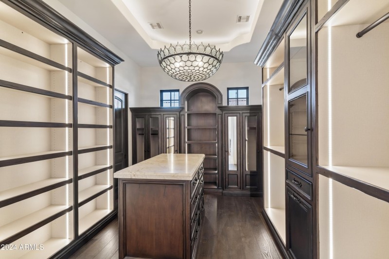 77-Walk in Closet