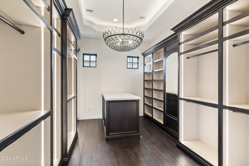 80-Walk in Closet