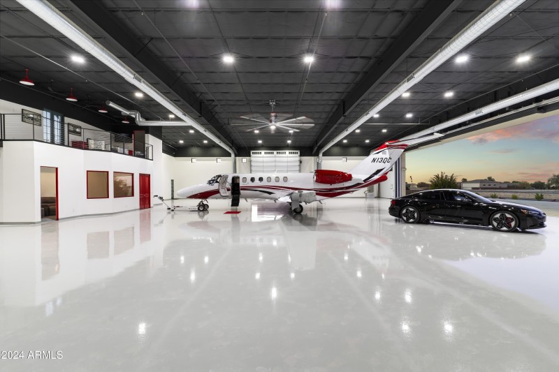 105-Airplane Hanger (1)