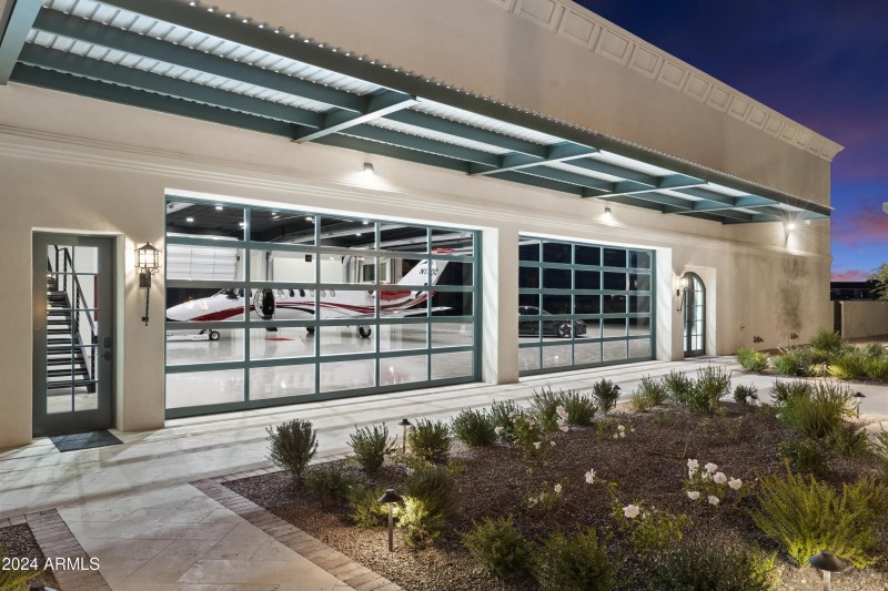 108-Airplane Hanger (1)