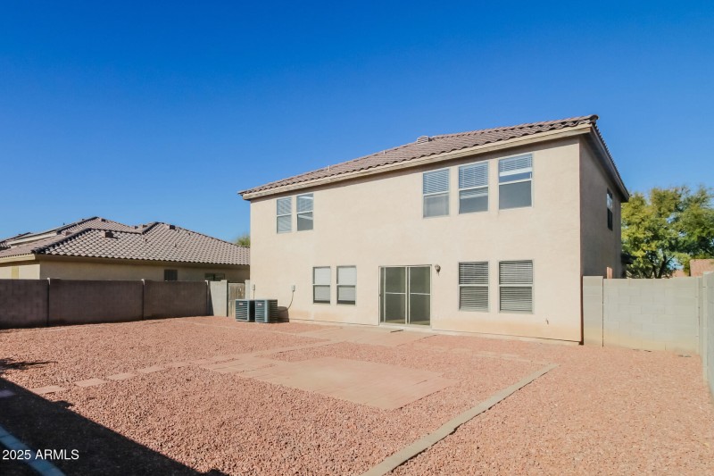 021-photo-rear-view-14231679