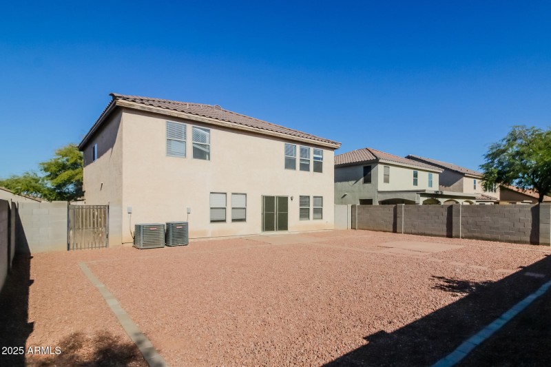 020-photo-rear-view-14231677