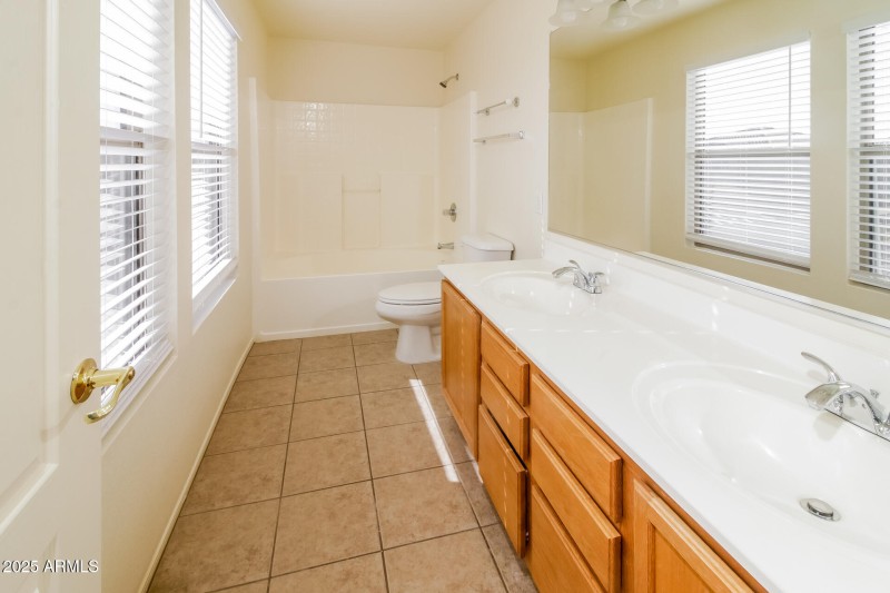 013-photo-main-bathroom-14231672