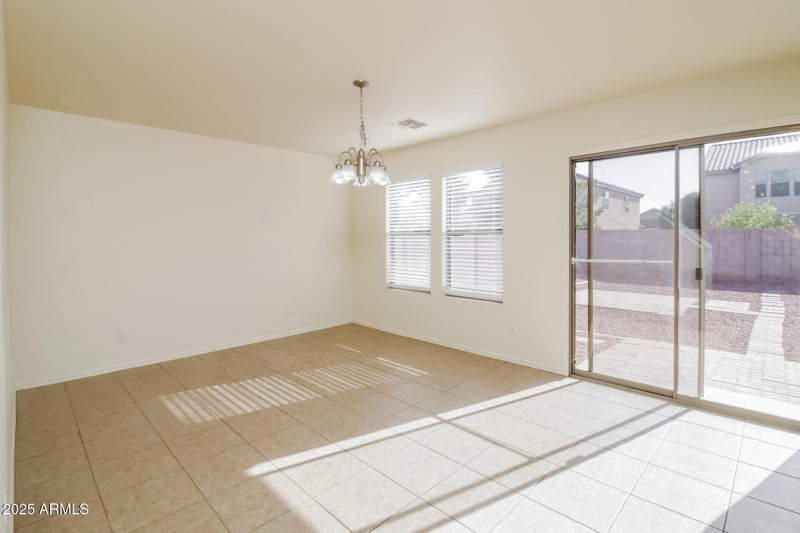 007-photo-dining-room-14231682