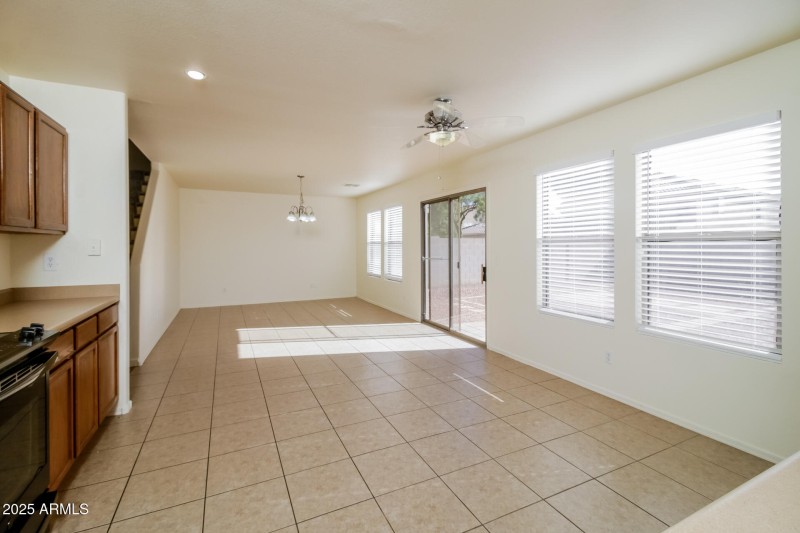 006-photo-dining-room-14231667