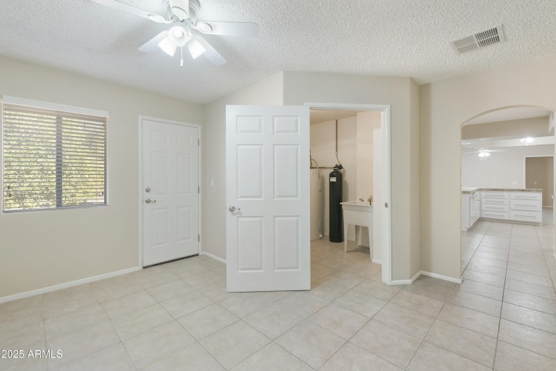 Den / bonus room