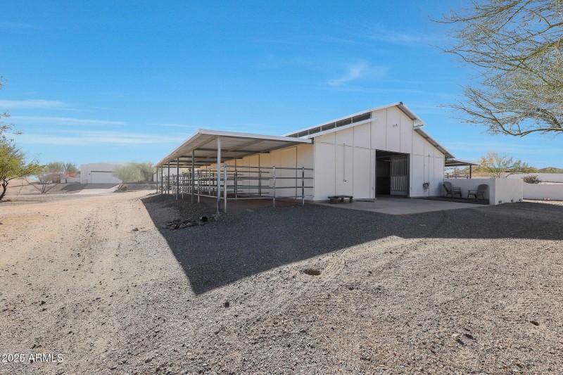 Horse Barn w/ Turnouts