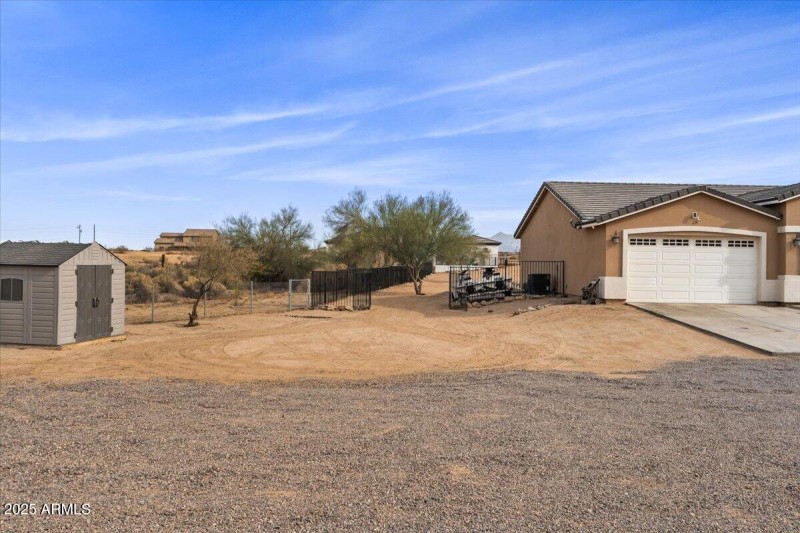 08-Side yard