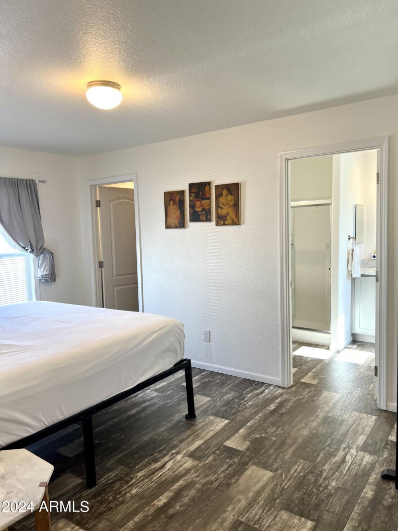 MASTERBEDROOM TO MASTER BATHROOM