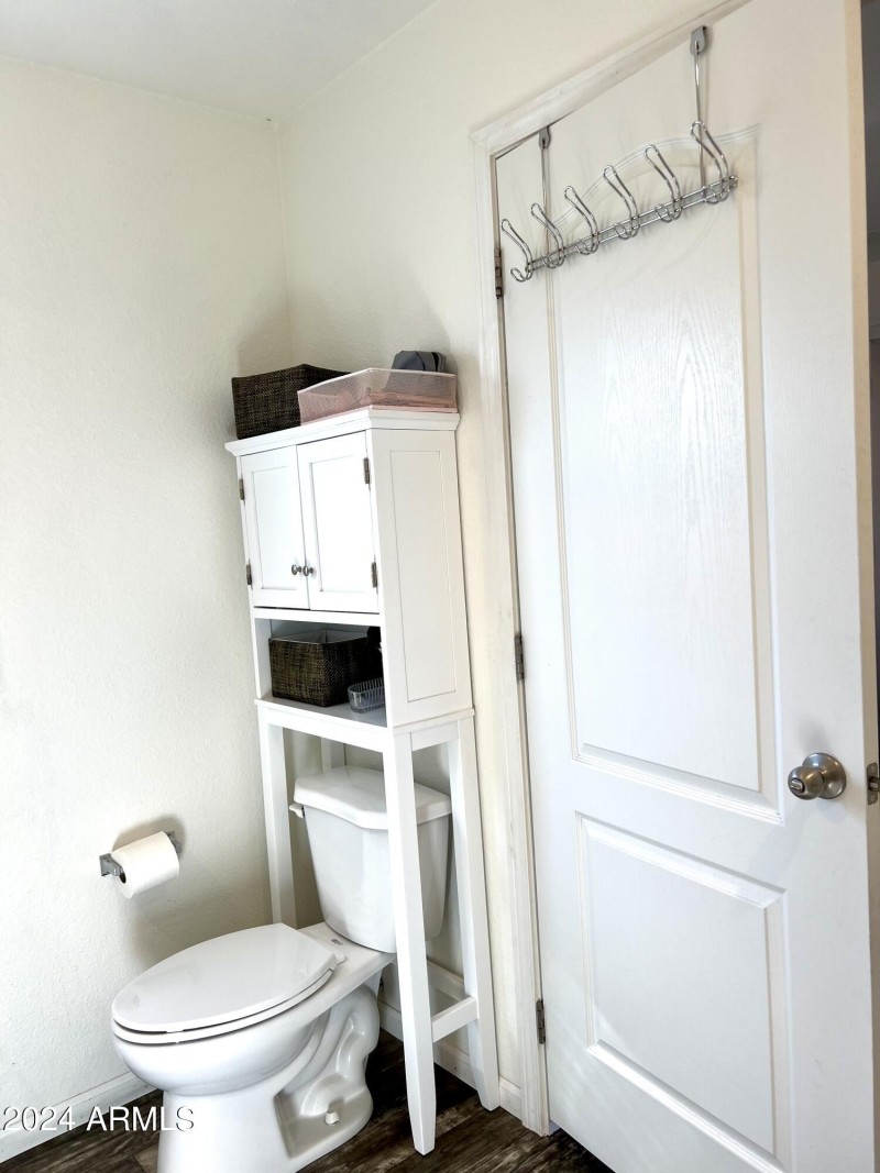 MASTER BATHROOM TOILETRY