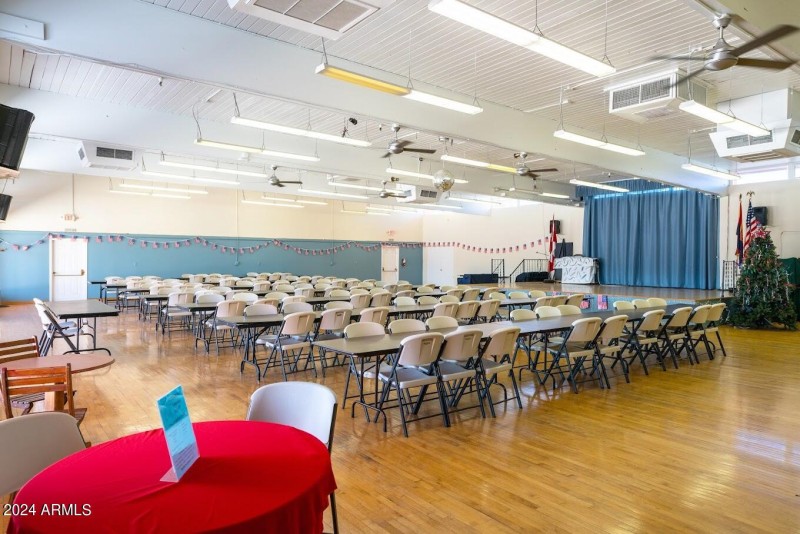 HOLIDAY VILLAGE COMMUNITY ROOM