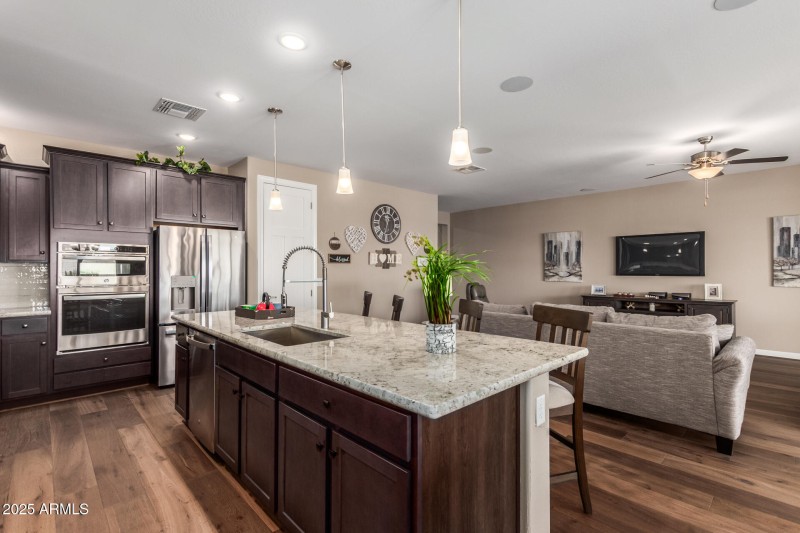 Kitchen Island/Gourmet Kitchen