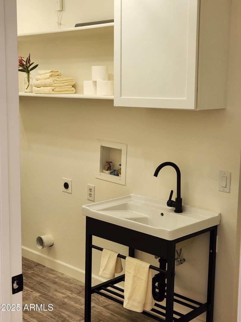 12432 LAUNDRY RM