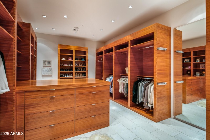 043_Primary Designer Closets