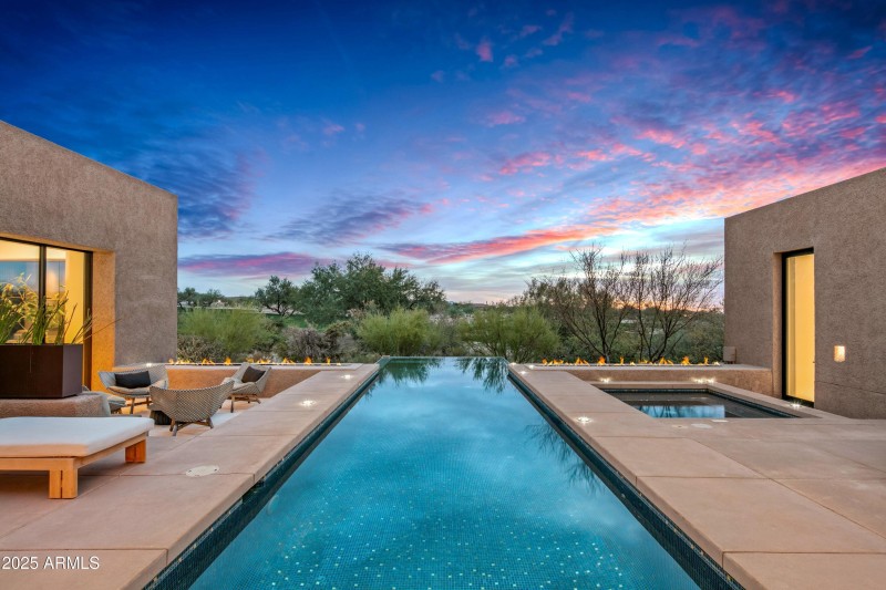060_Poolside Splendor